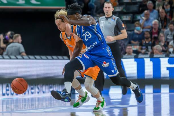 人的防守显 人的防守显